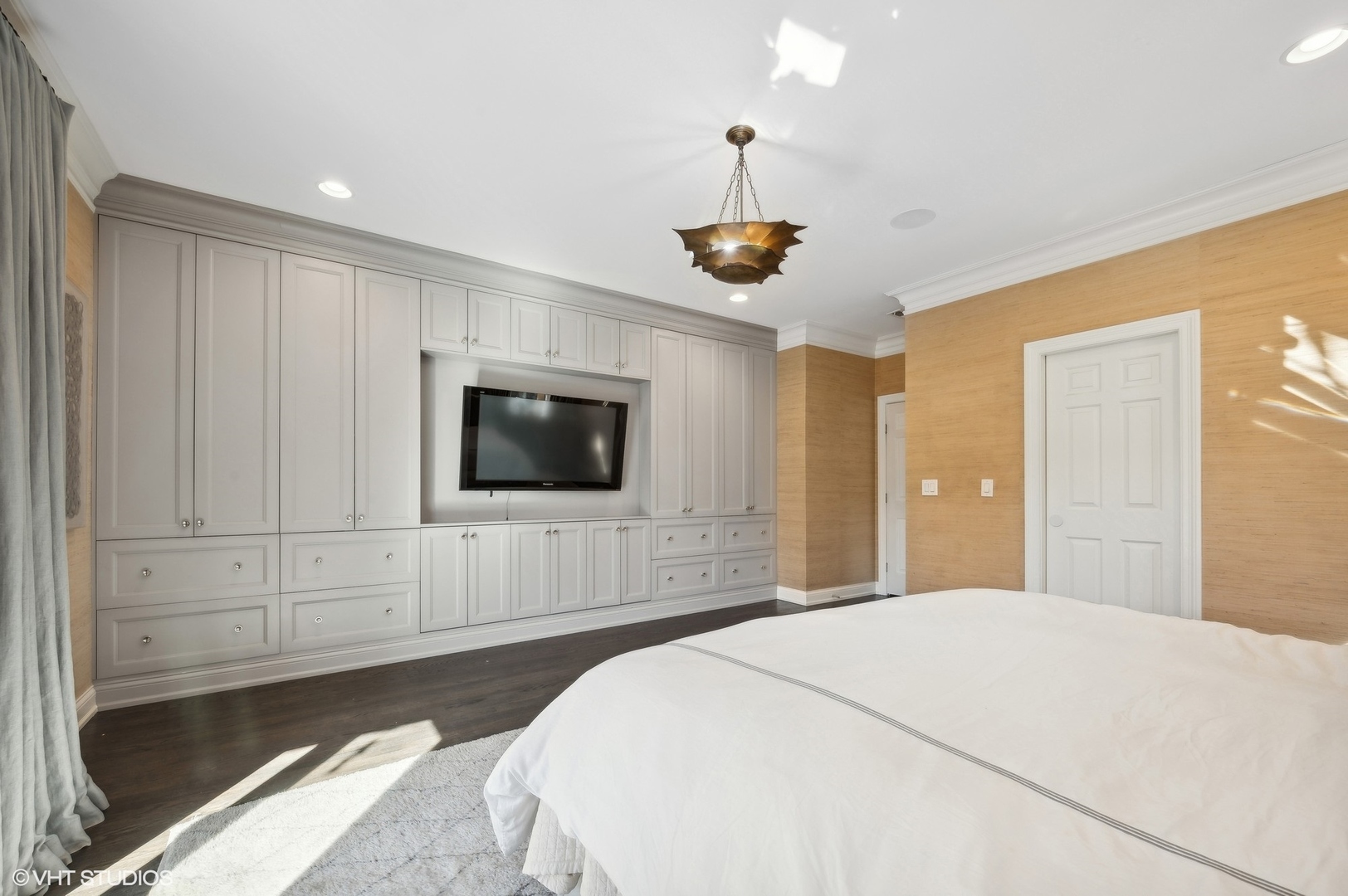2050 N Mohawk Street Unit: 1