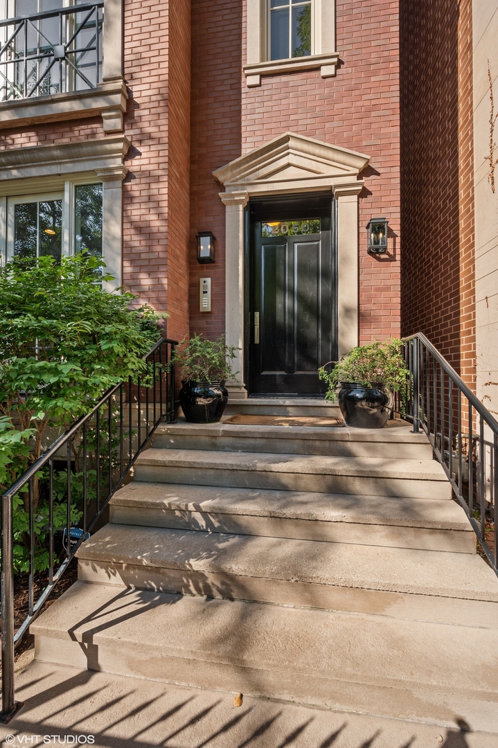 2050 N Mohawk Street Unit: 1