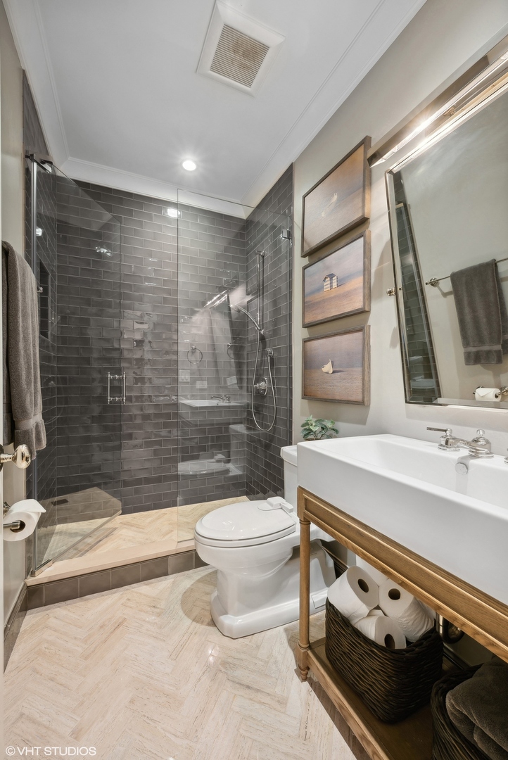 2050 N Mohawk Street Unit: 1