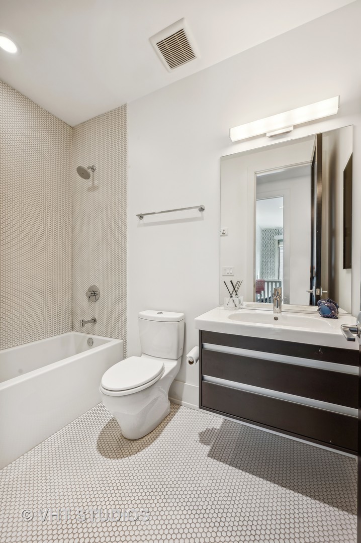 1355 W Wrightwood Avenue Unit: 2