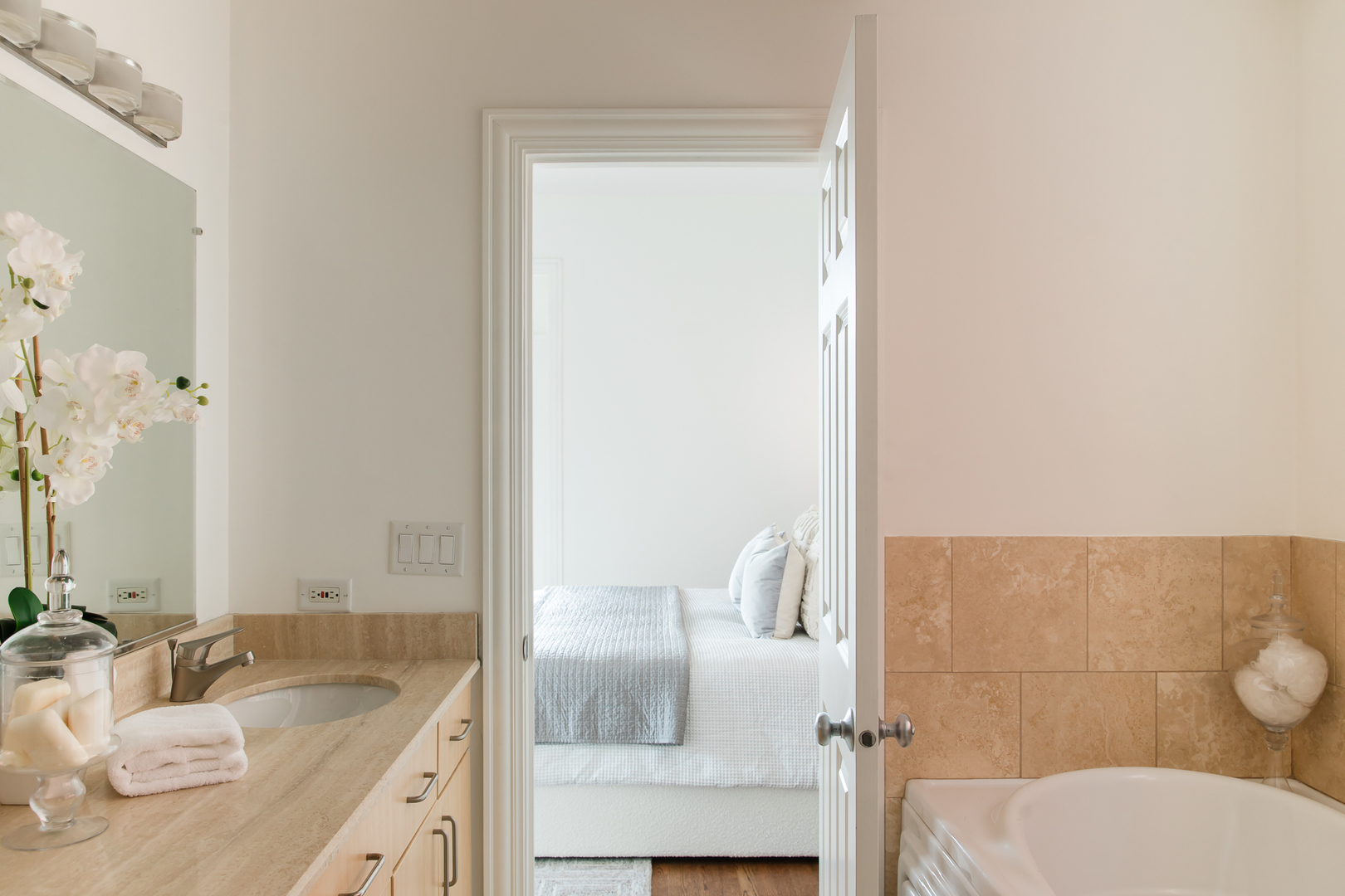 1136 W Fullerton Avenue Unit: 2