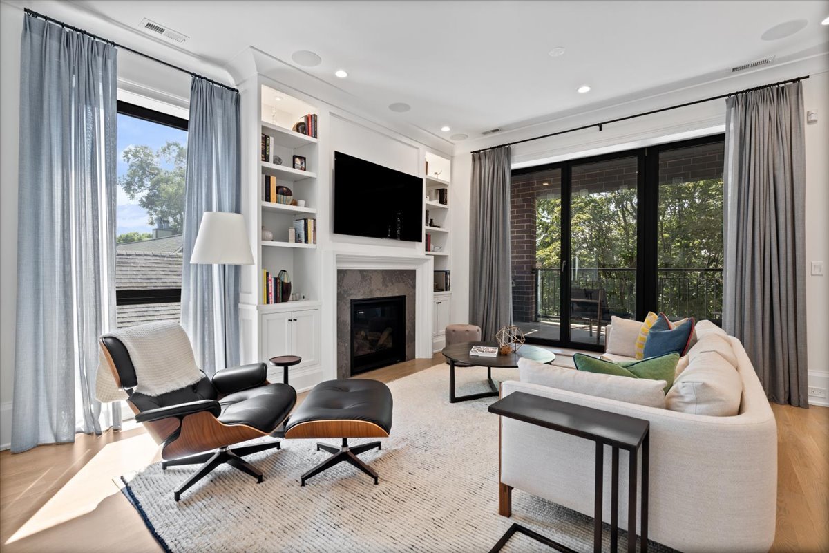 2617 N Seminary Avenue Unit: 3S