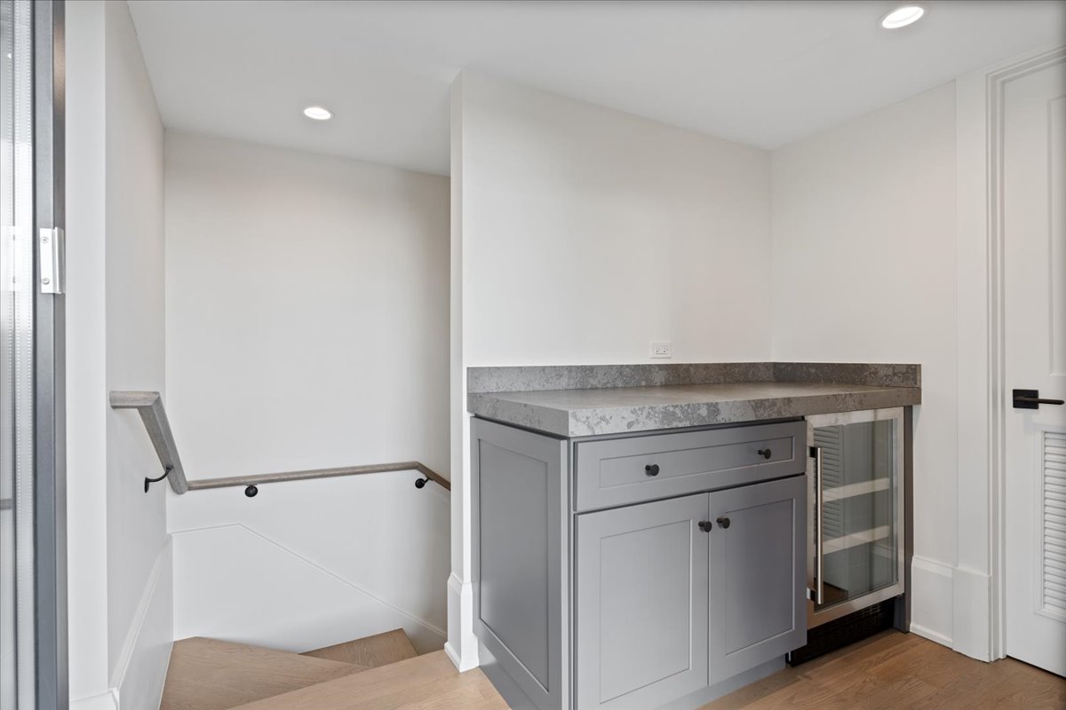 2617 N Seminary Avenue Unit: 3S