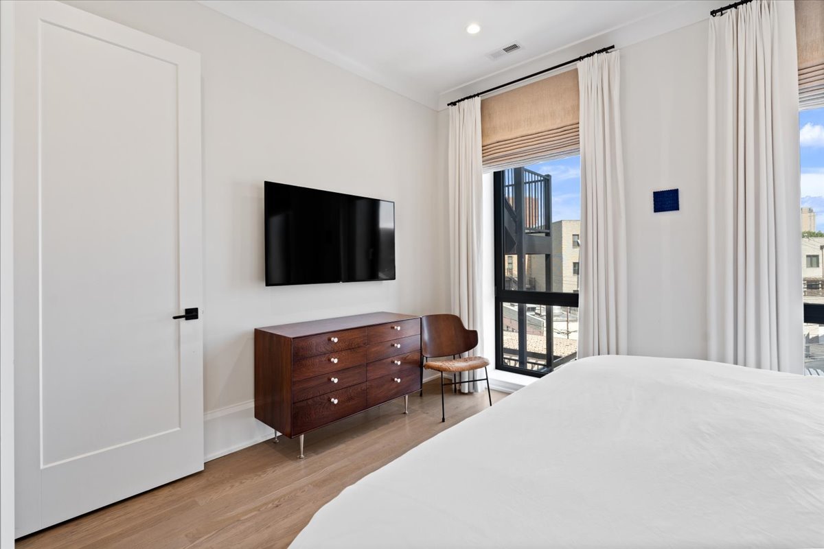 2617 N Seminary Avenue Unit: 3S
