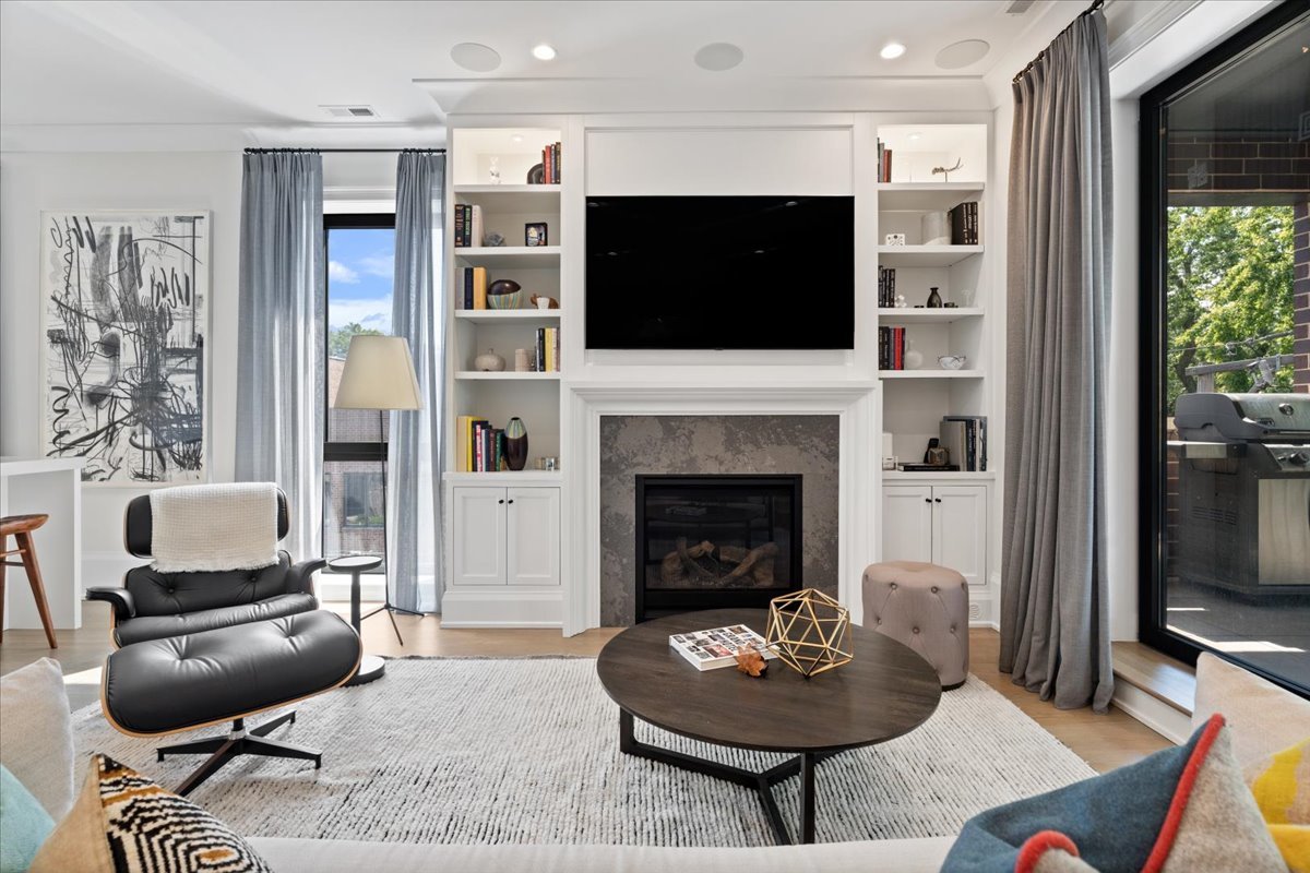 2617 N Seminary Avenue Unit: 3S