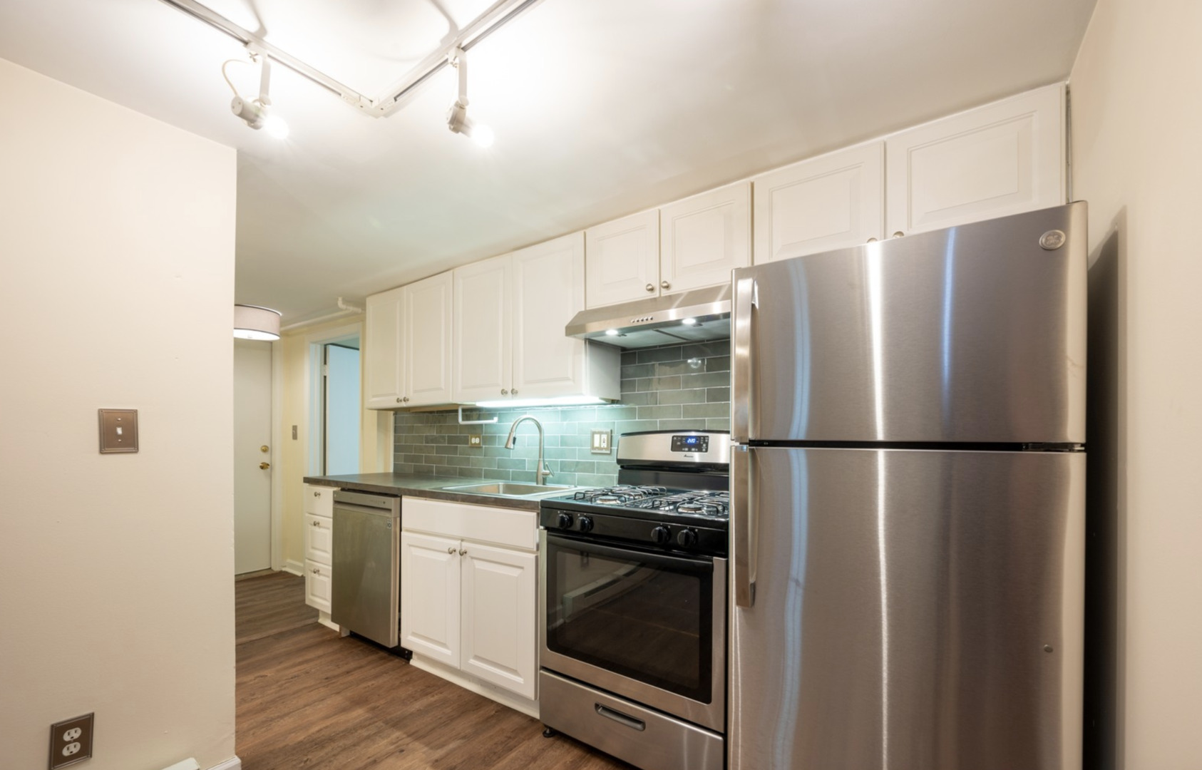 587 W Hawthorne Place Unit: G