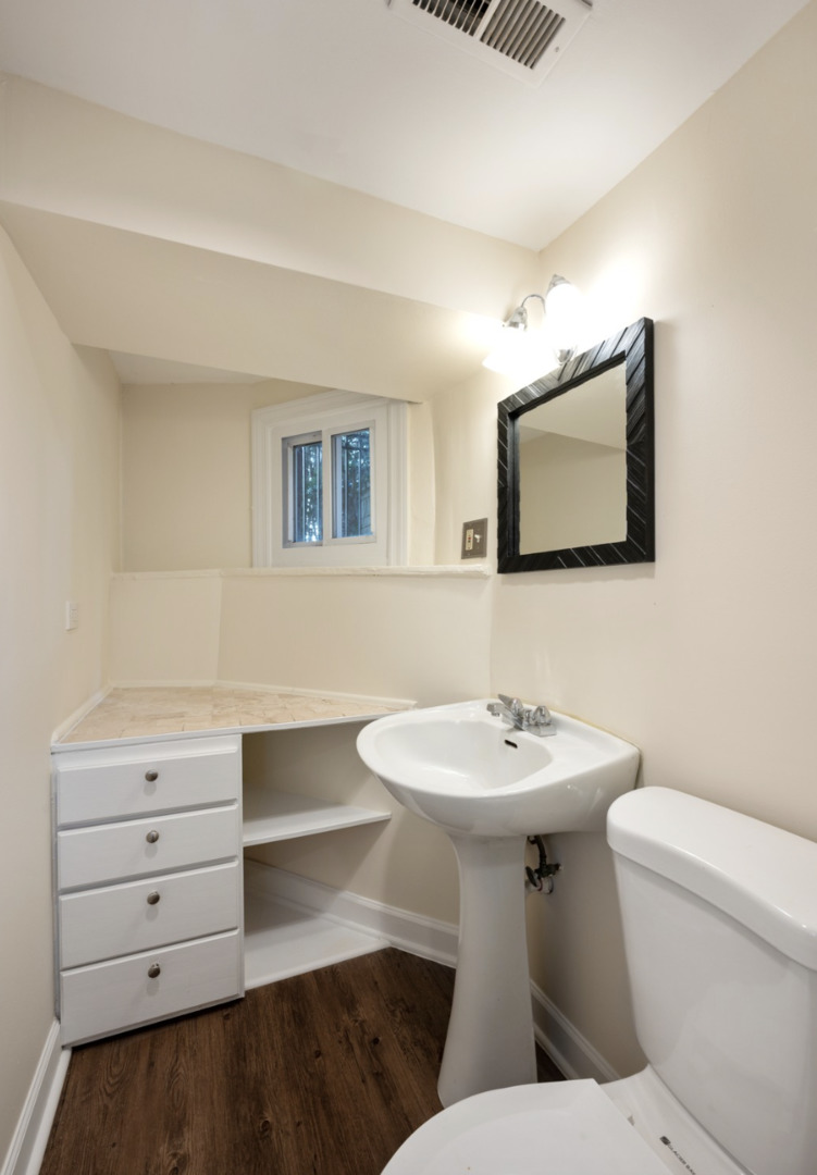 587 W Hawthorne Place Unit: G