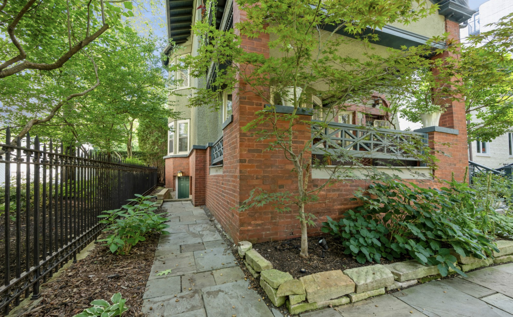 587 W Hawthorne Place Unit: G