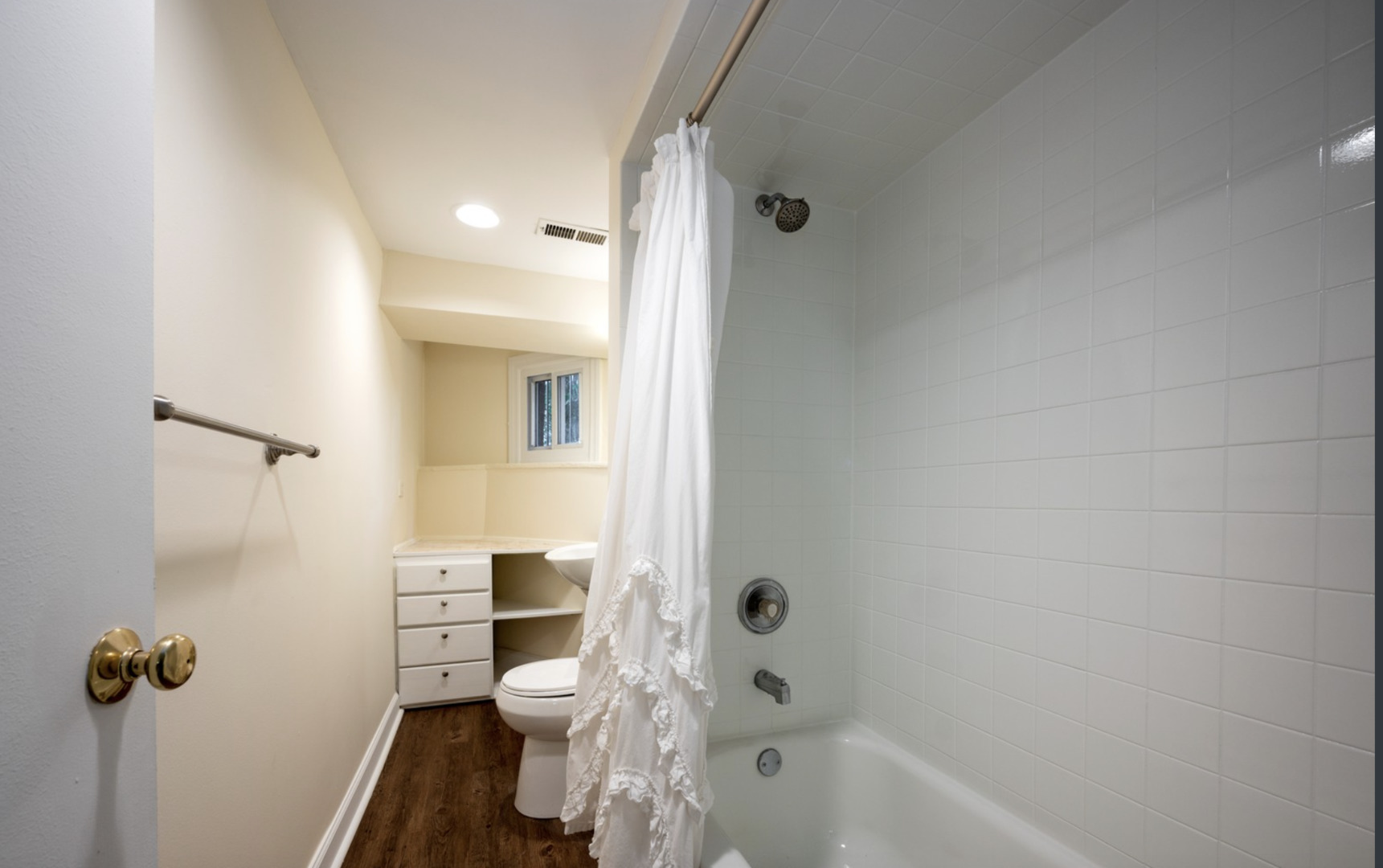 587 W Hawthorne Place Unit: G