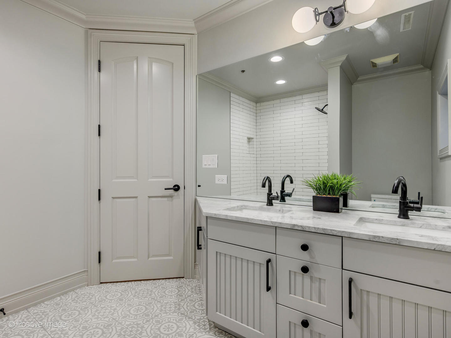 1143 W MONTANA Street