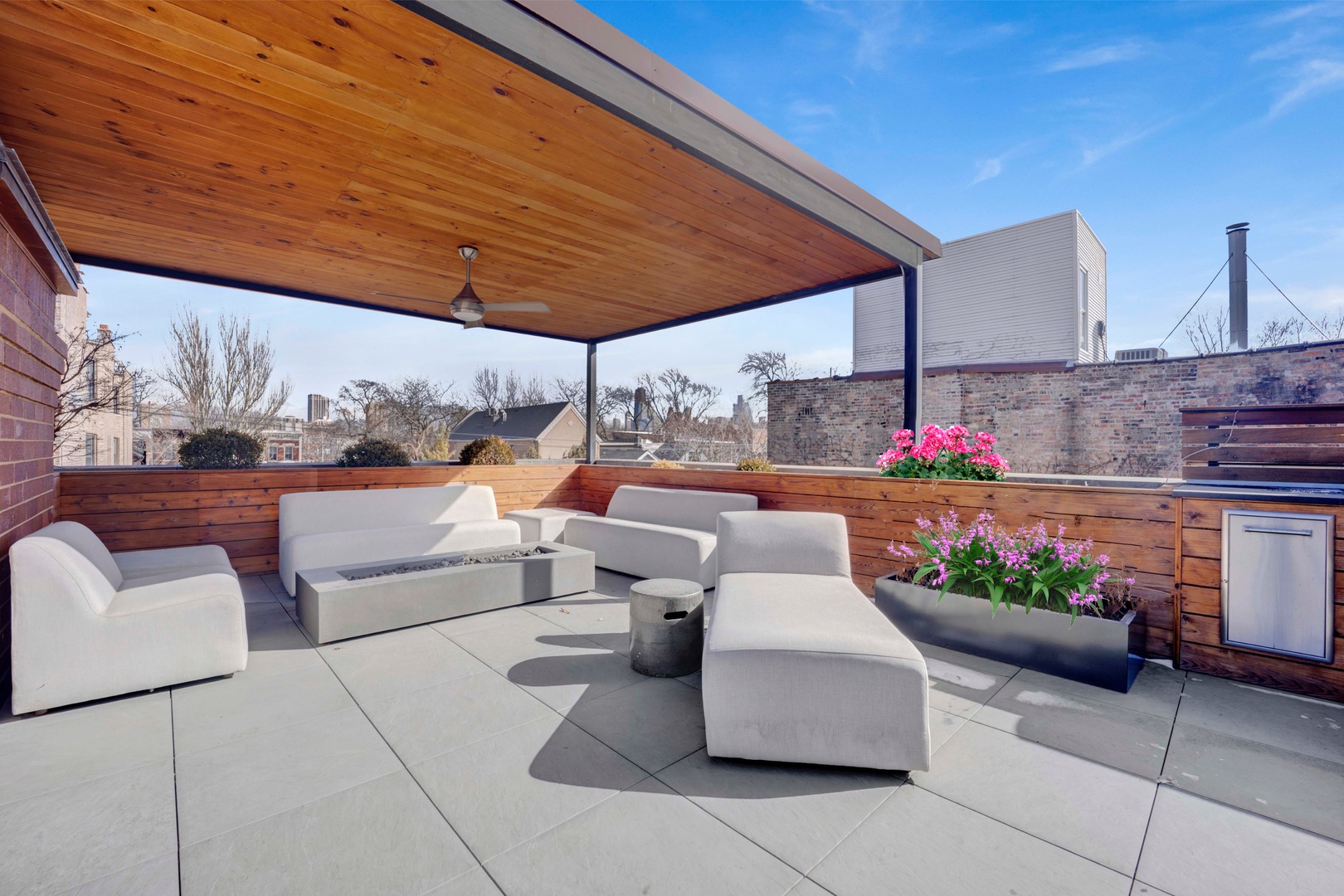 1873 N BISSELL Street