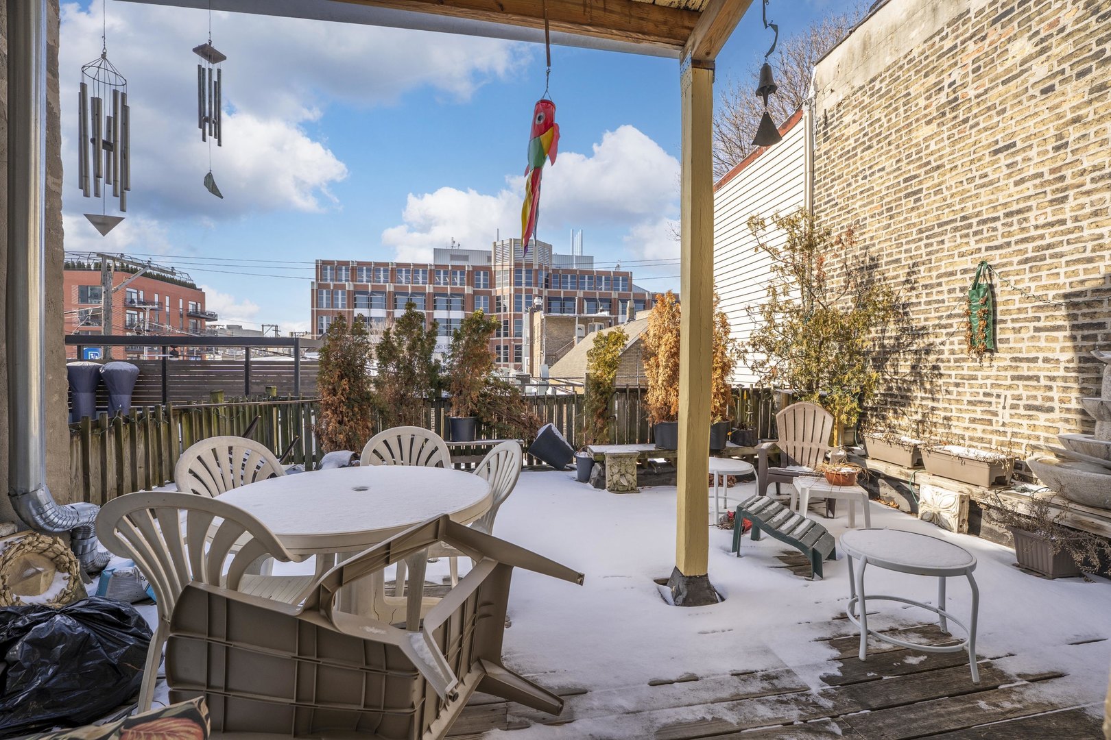 2438 N Burling Street