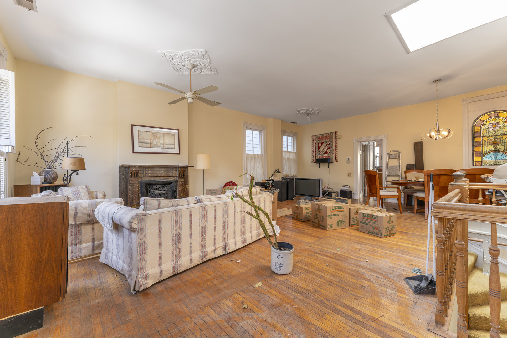 2438 N Burling Street