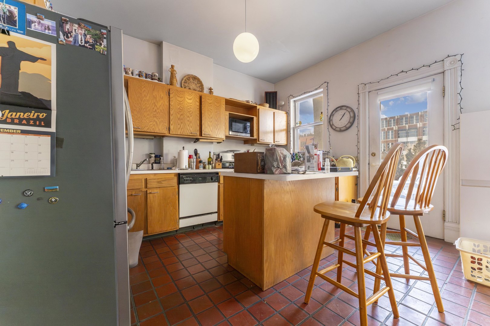 2438 N Burling Street