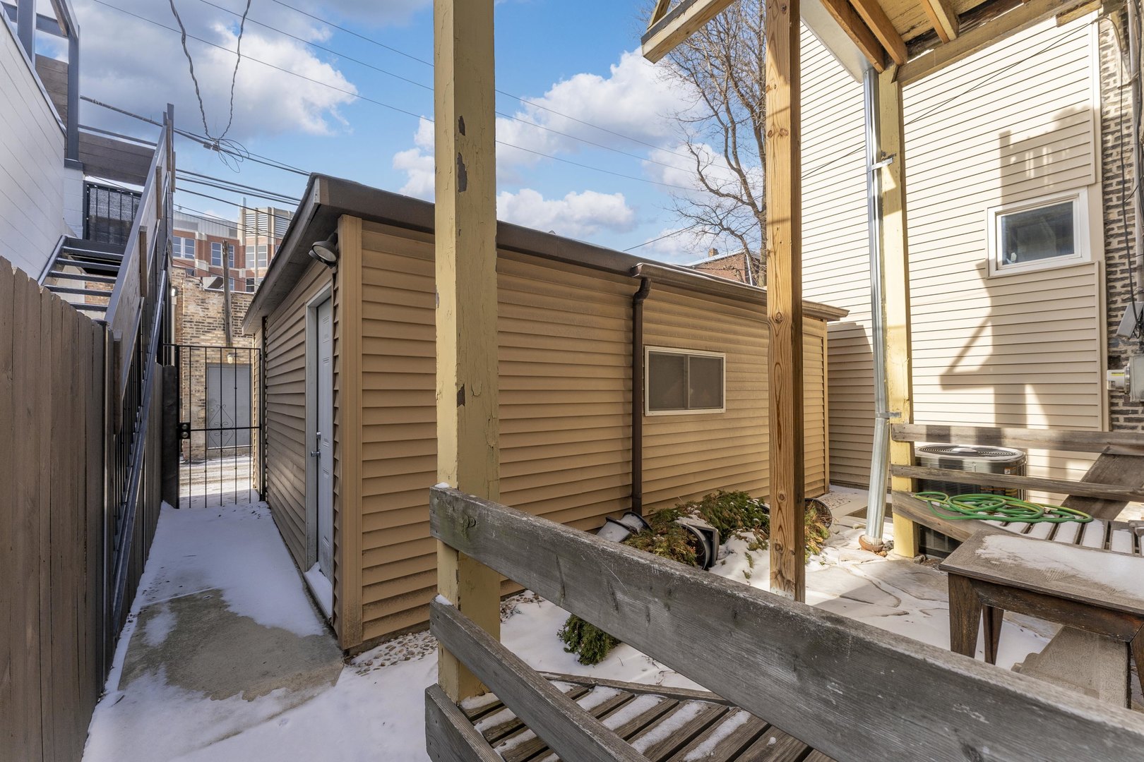 2438 N Burling Street