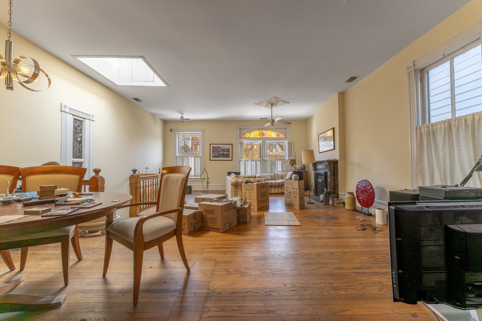 2438 N Burling Street