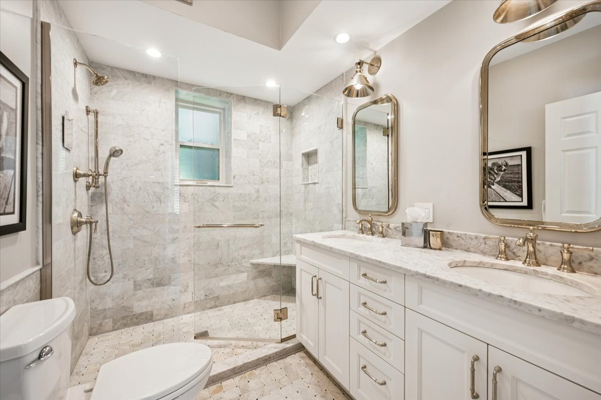 837 W Junior Terrace