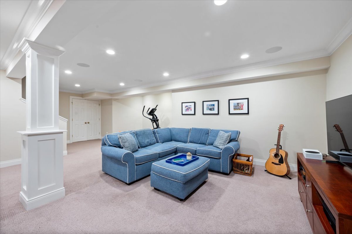 837 W Junior Terrace