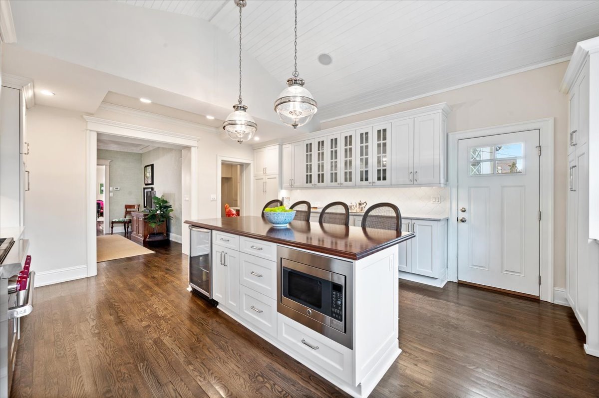 837 W Junior Terrace