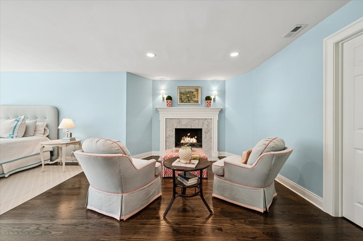 837 W Junior Terrace