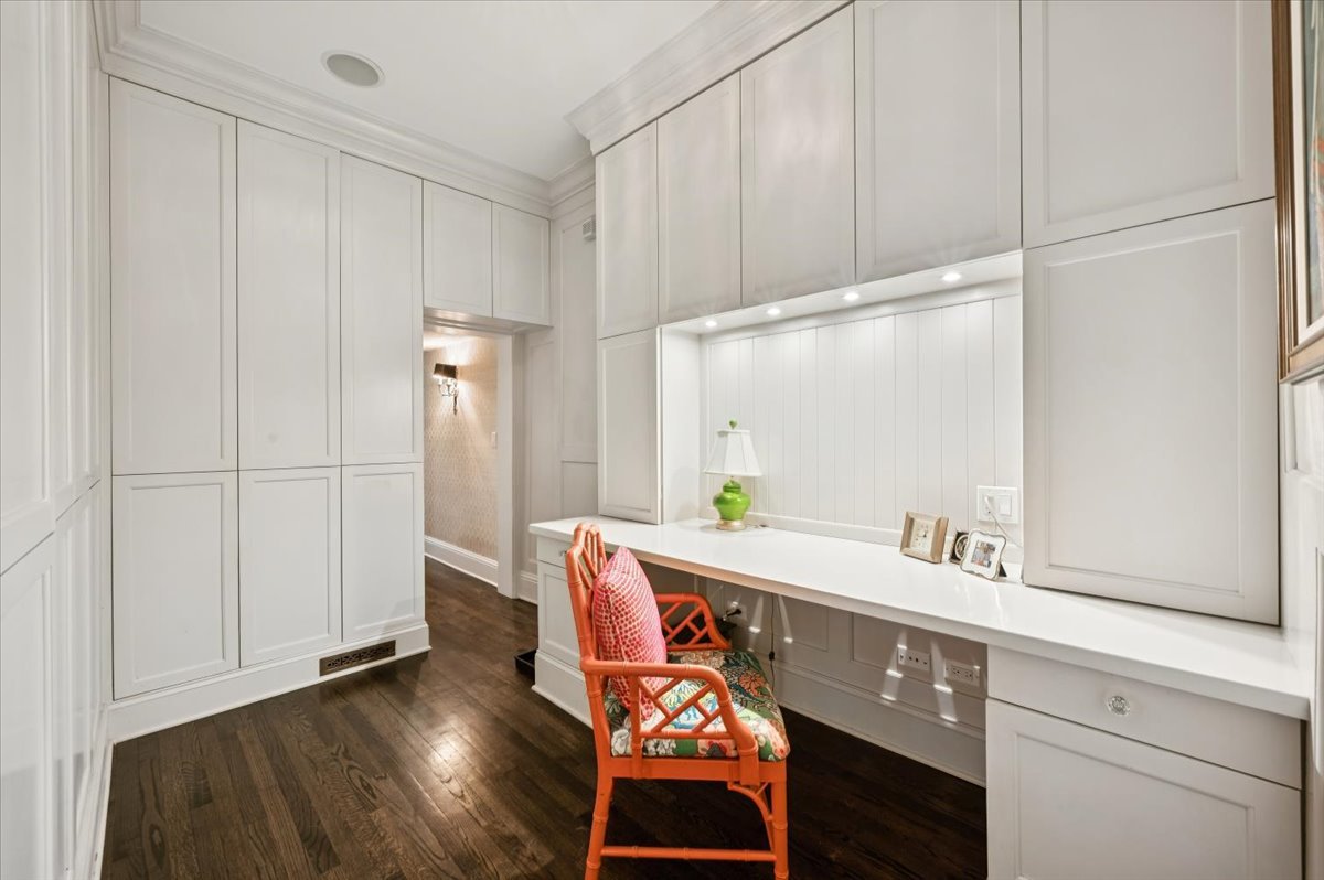 837 W Junior Terrace