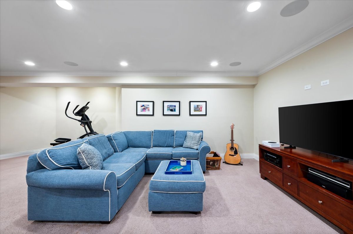 837 W Junior Terrace