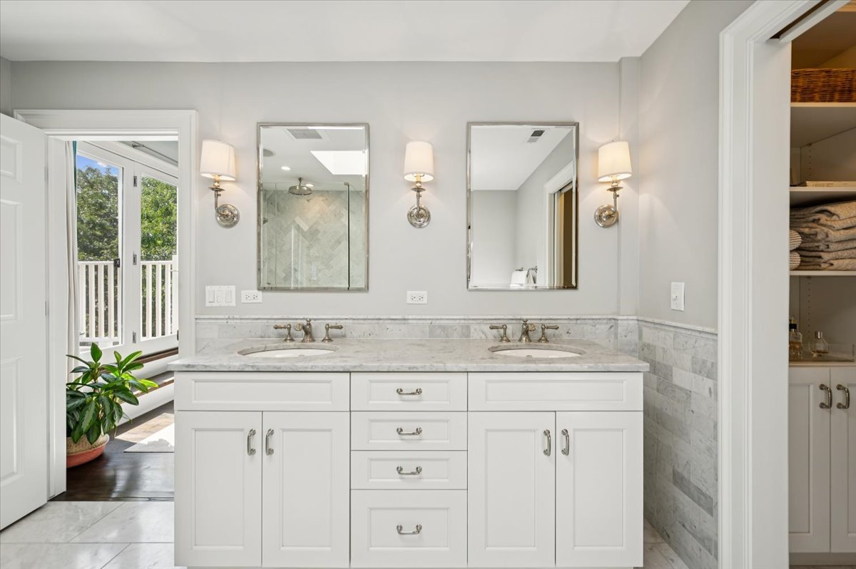 837 W Junior Terrace