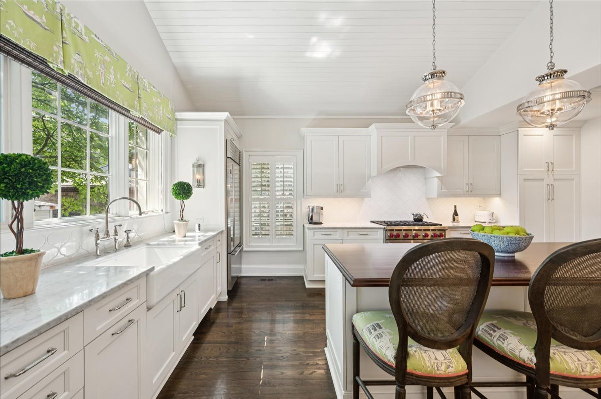 837 W Junior Terrace