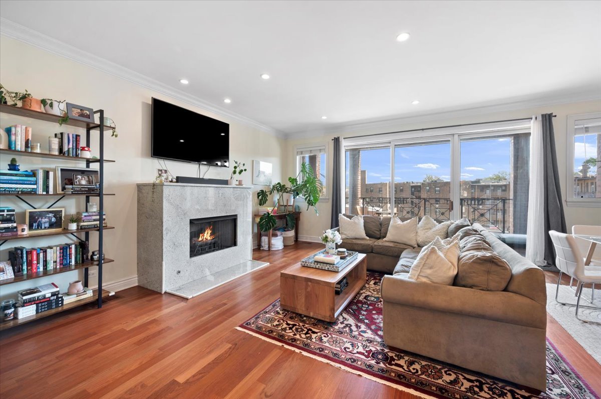 1426 W Irving Park Road Unit: 3