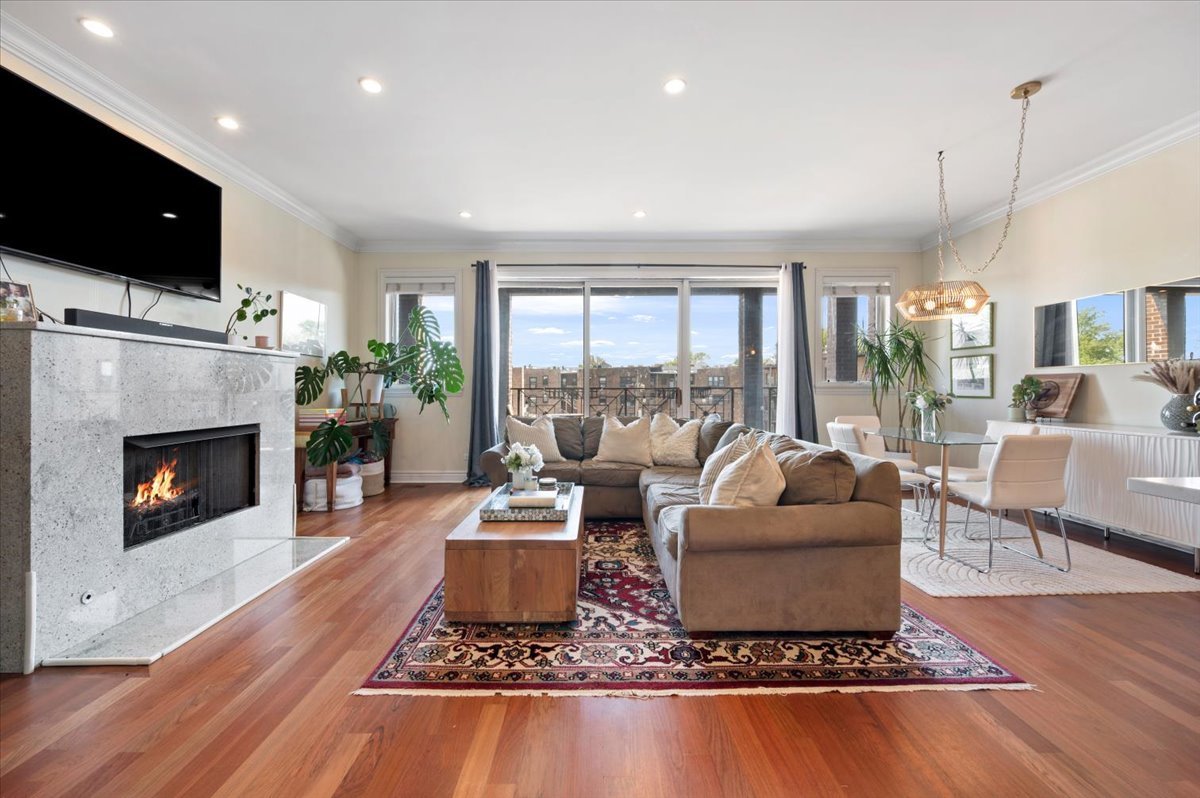 1426 W Irving Park Road Unit: 3