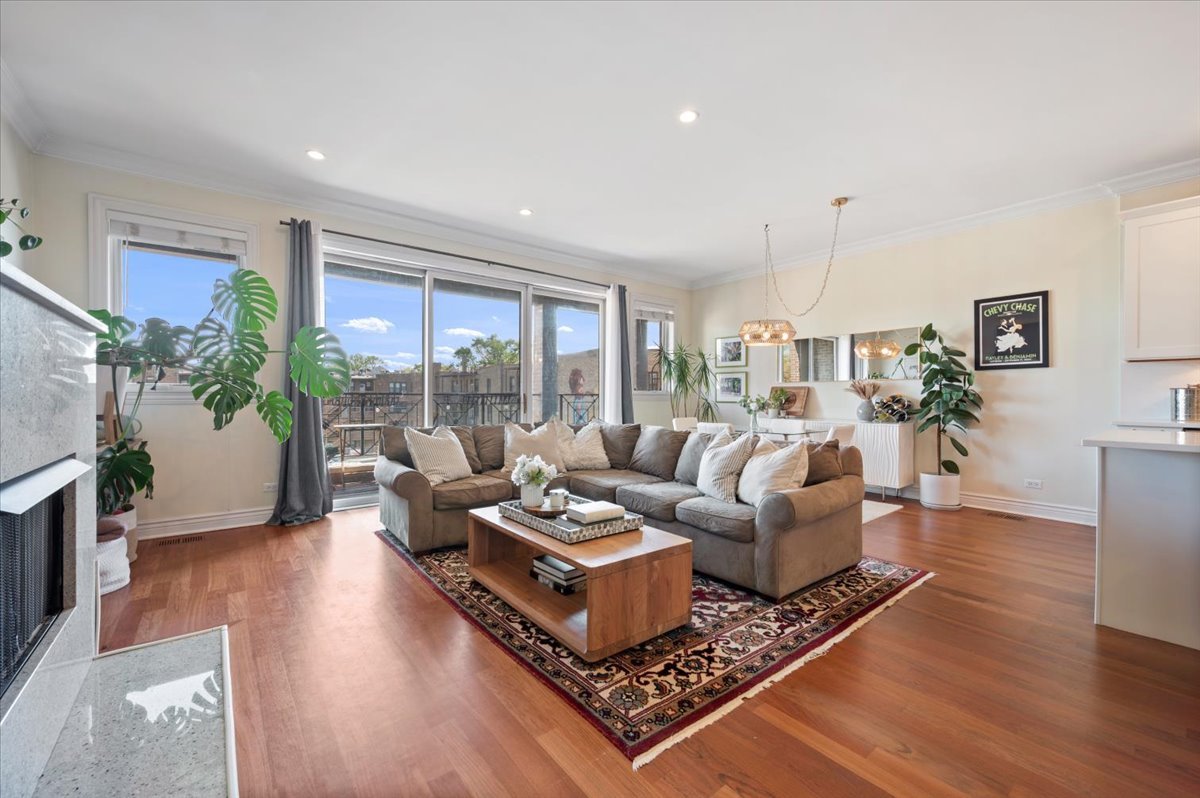 1426 W Irving Park Road Unit: 3
