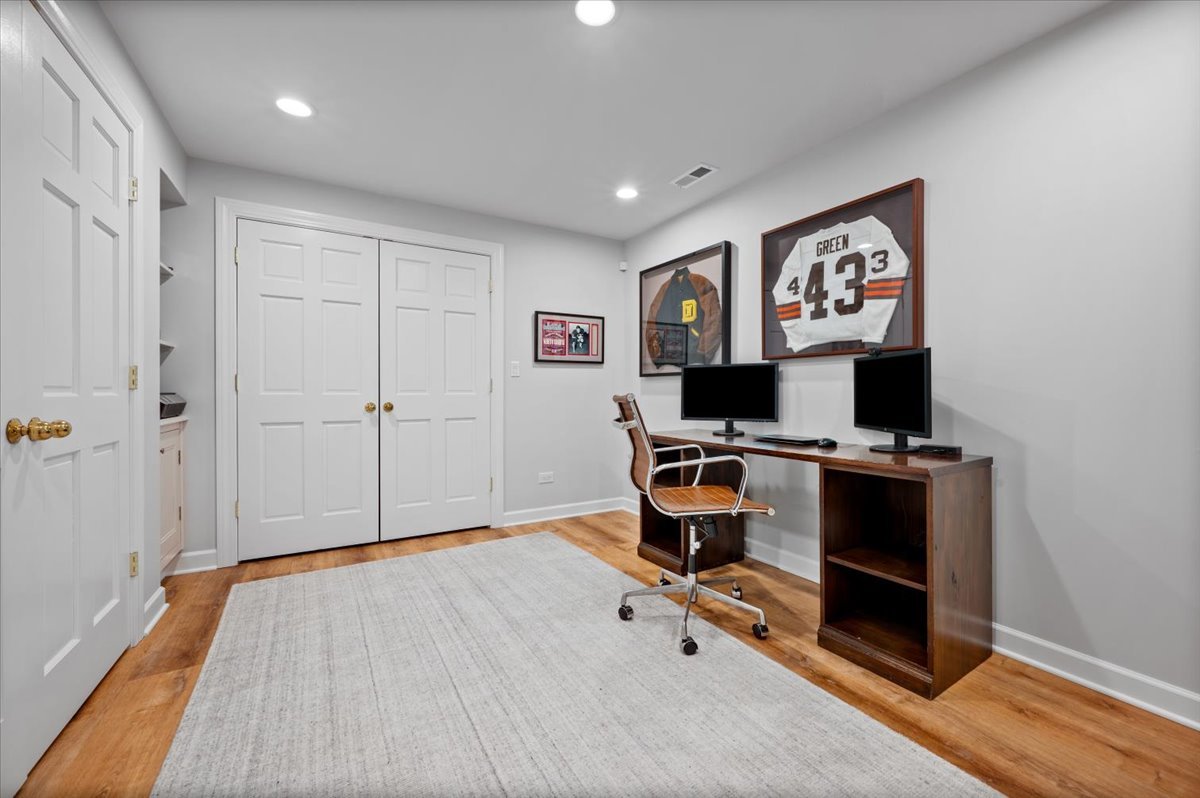 2748 N KENMORE Avenue