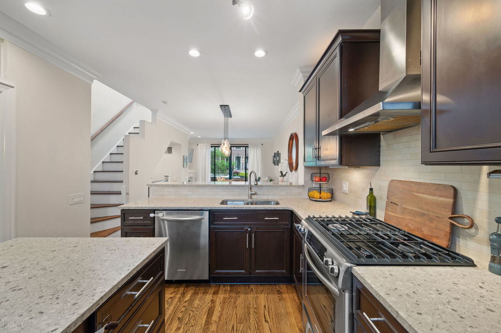 2820 N GREENVIEW Street Unit: G