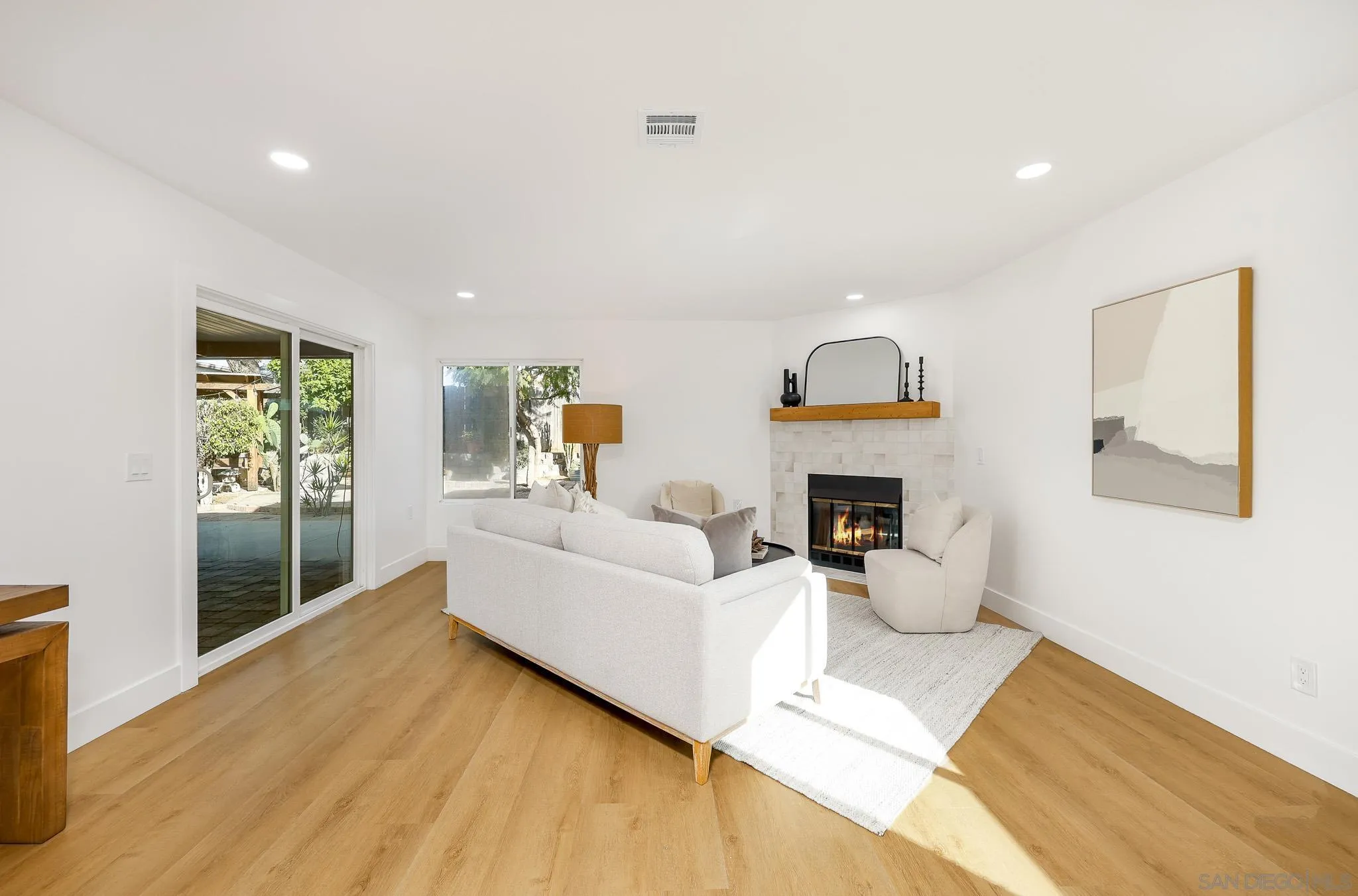 10935 Avenida Del Gato