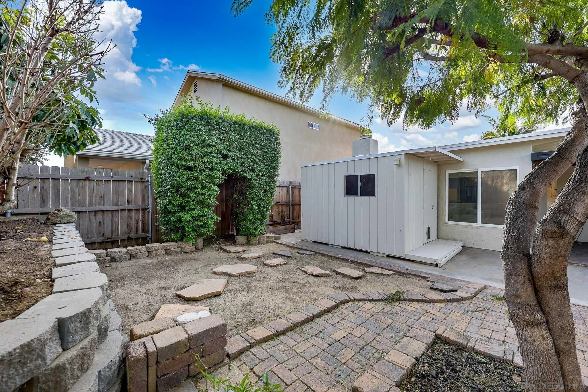 10935 Avenida Del Gato