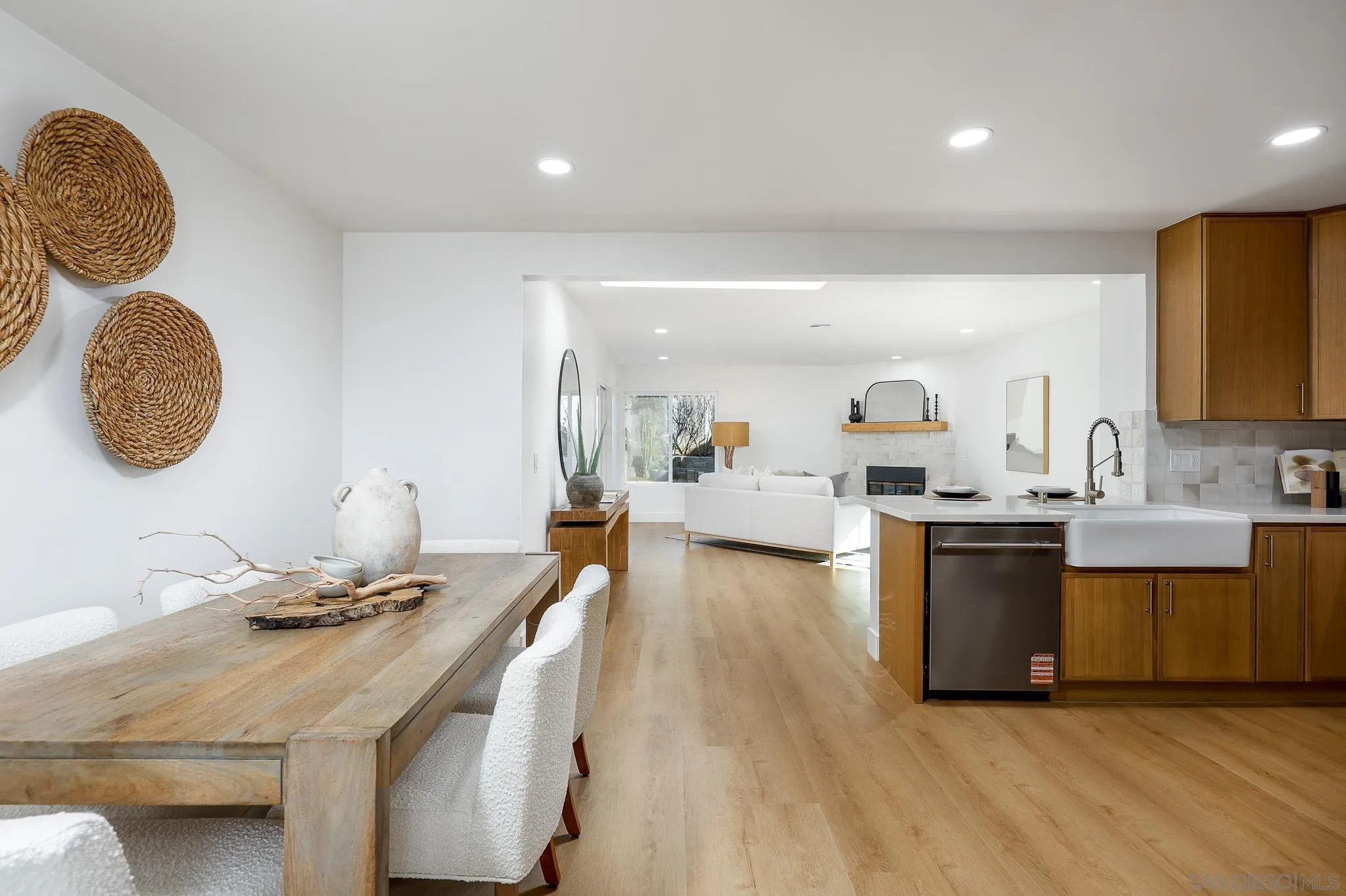 10935 Avenida Del Gato