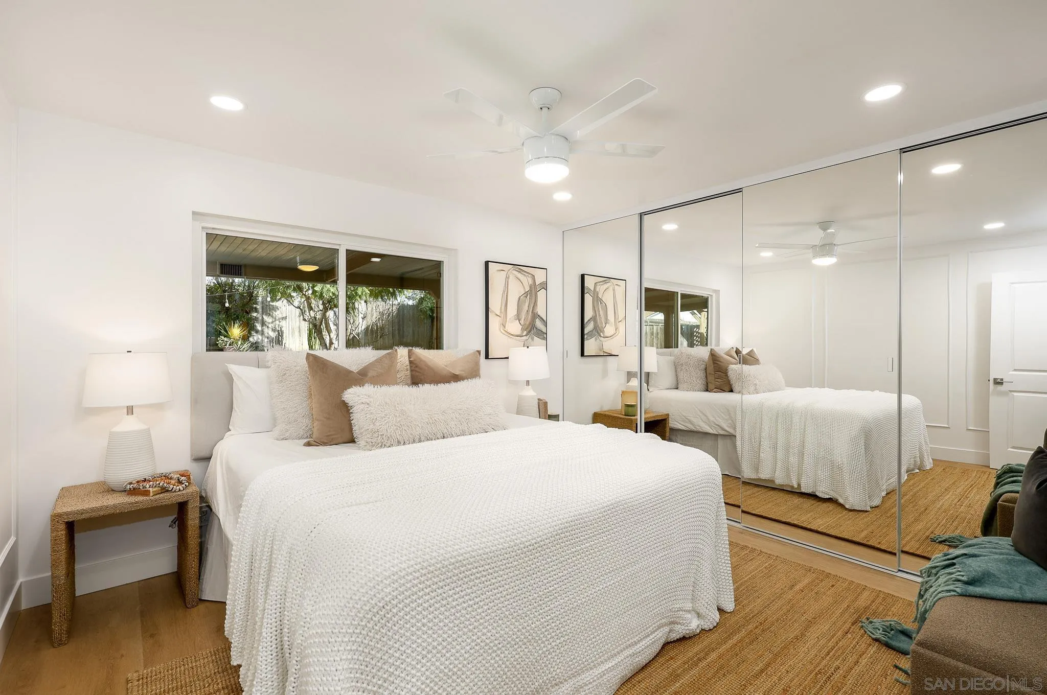 10935 Avenida Del Gato