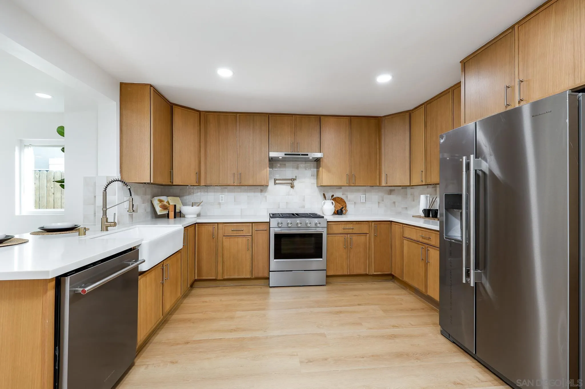 10935 Avenida Del Gato