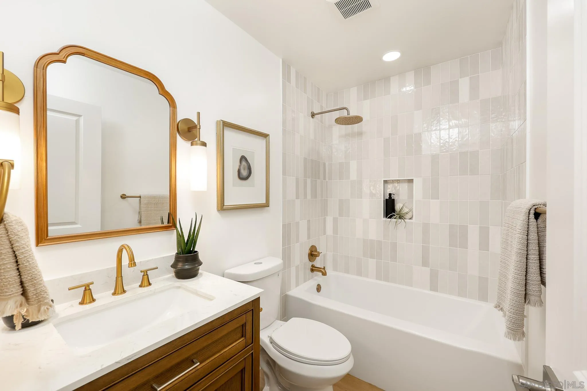 10935 Avenida Del Gato