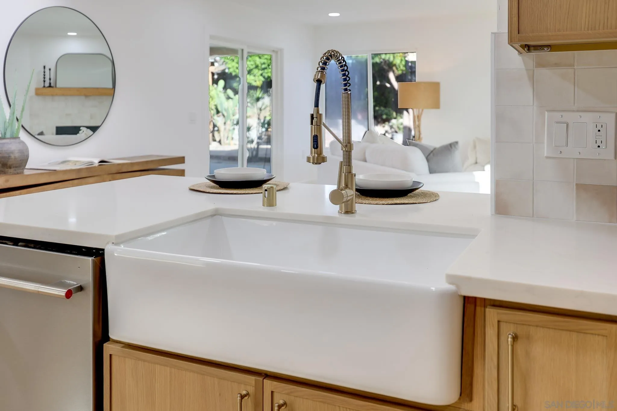 10935 Avenida Del Gato