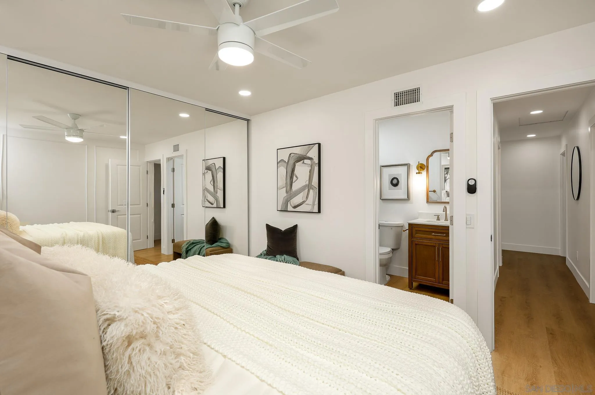 10935 Avenida Del Gato