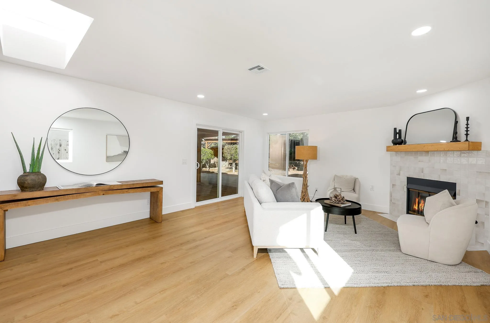 10935 Avenida Del Gato