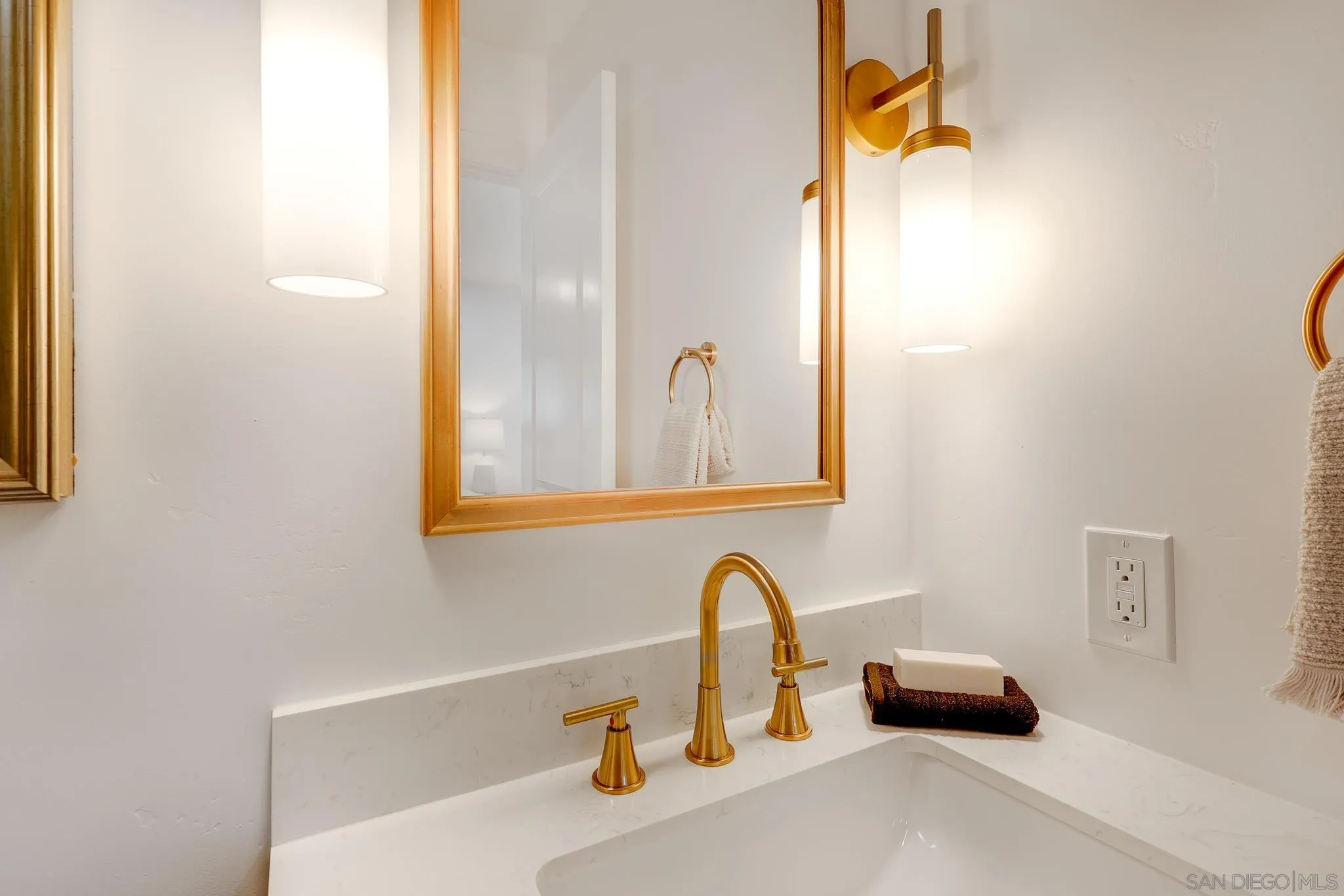 10935 Avenida Del Gato