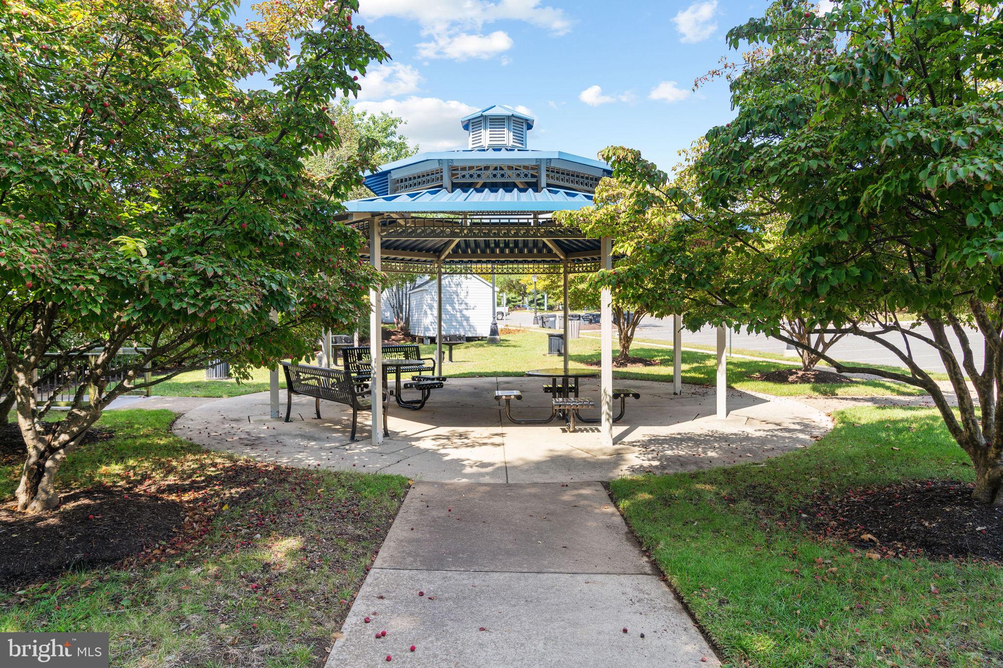 2865 MYRTLEWOOD DRIVE