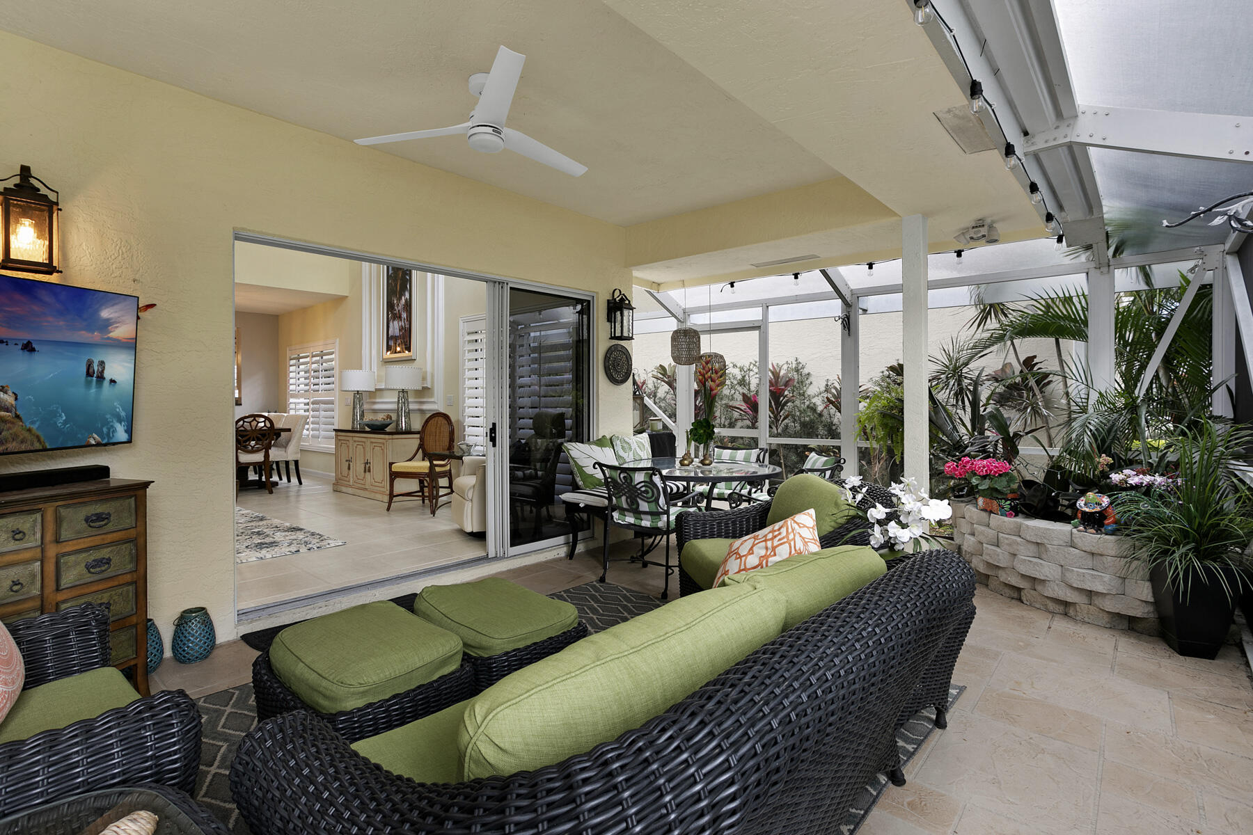 262 Canterbury Drive W