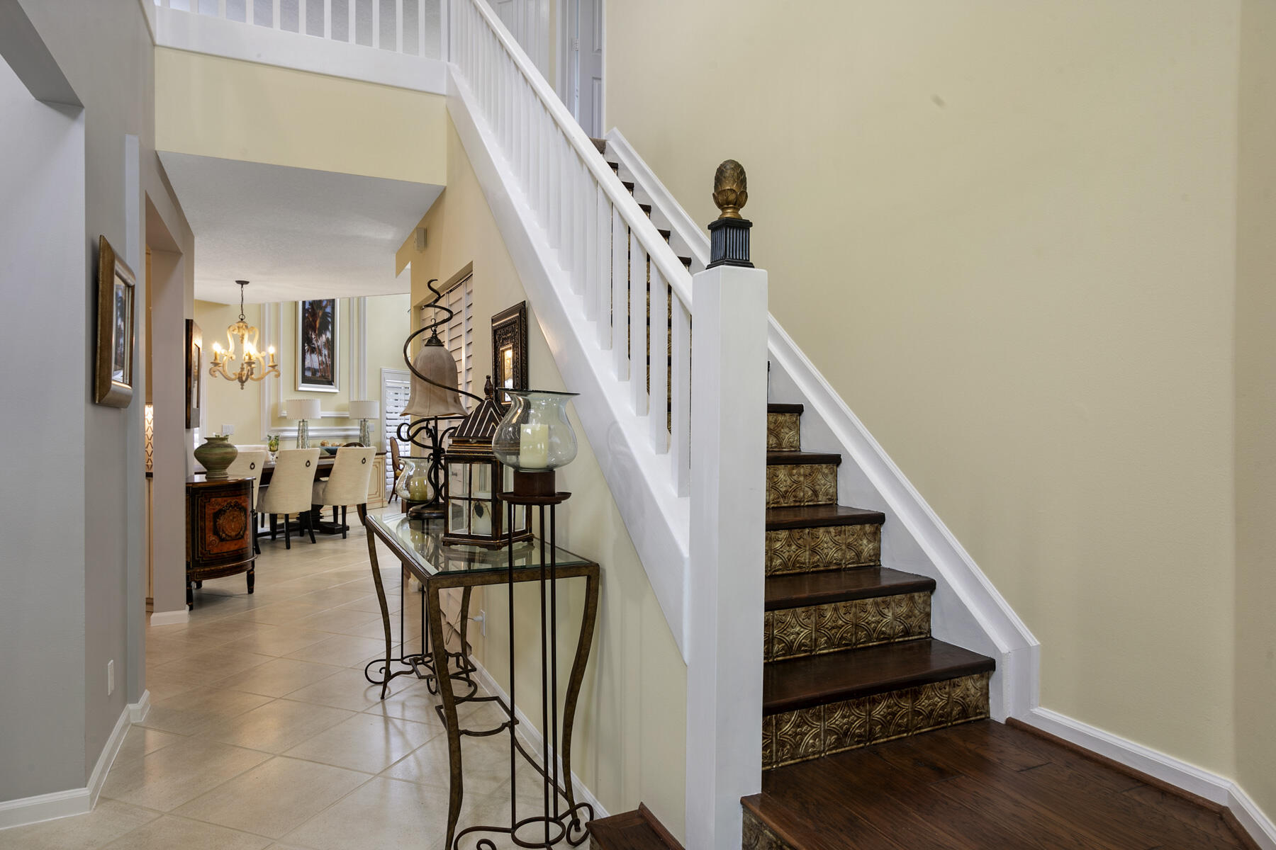 262 Canterbury Drive W