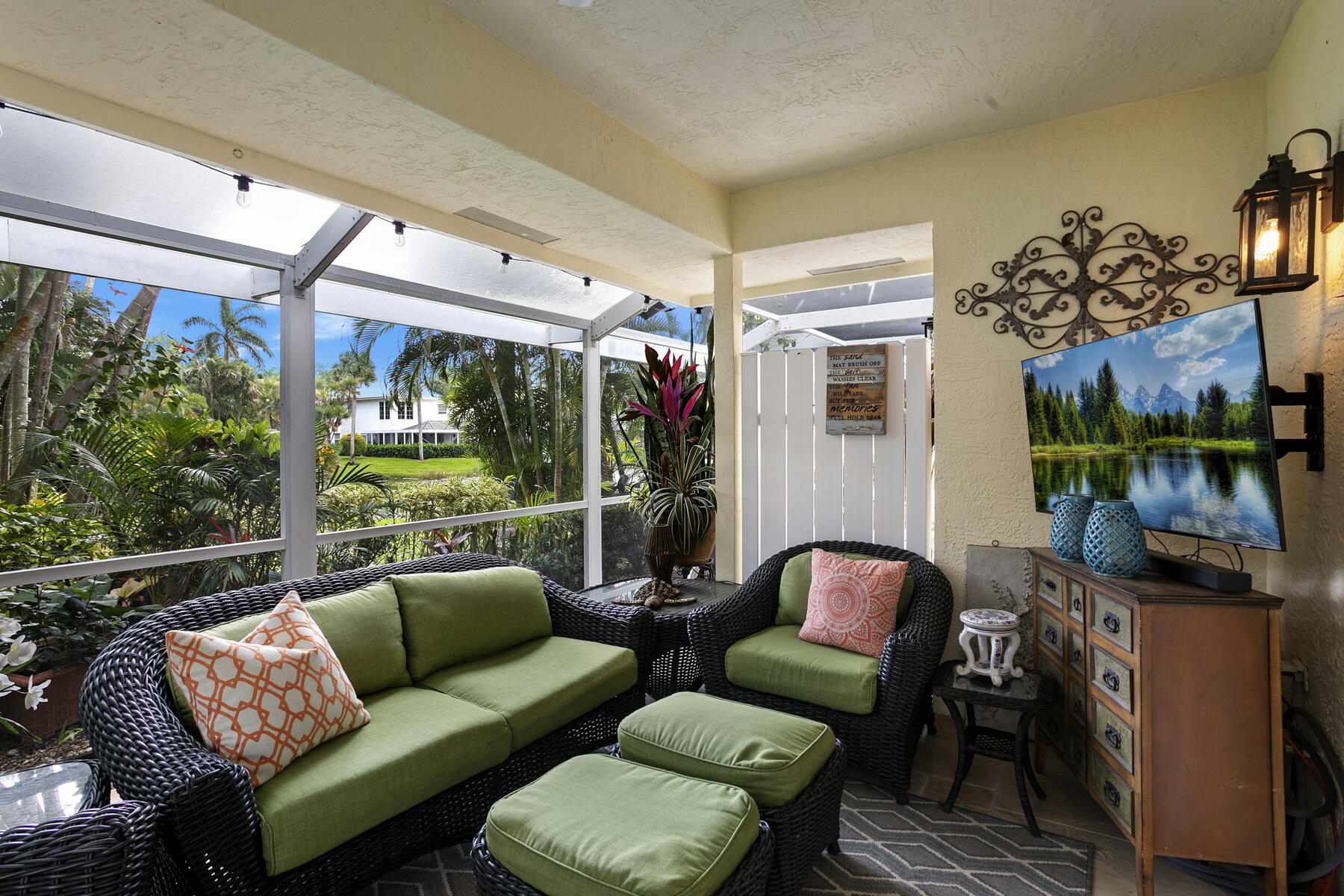 262 Canterbury Drive W