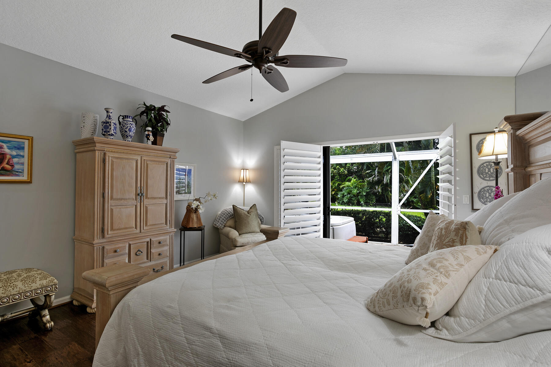 262 Canterbury Drive W