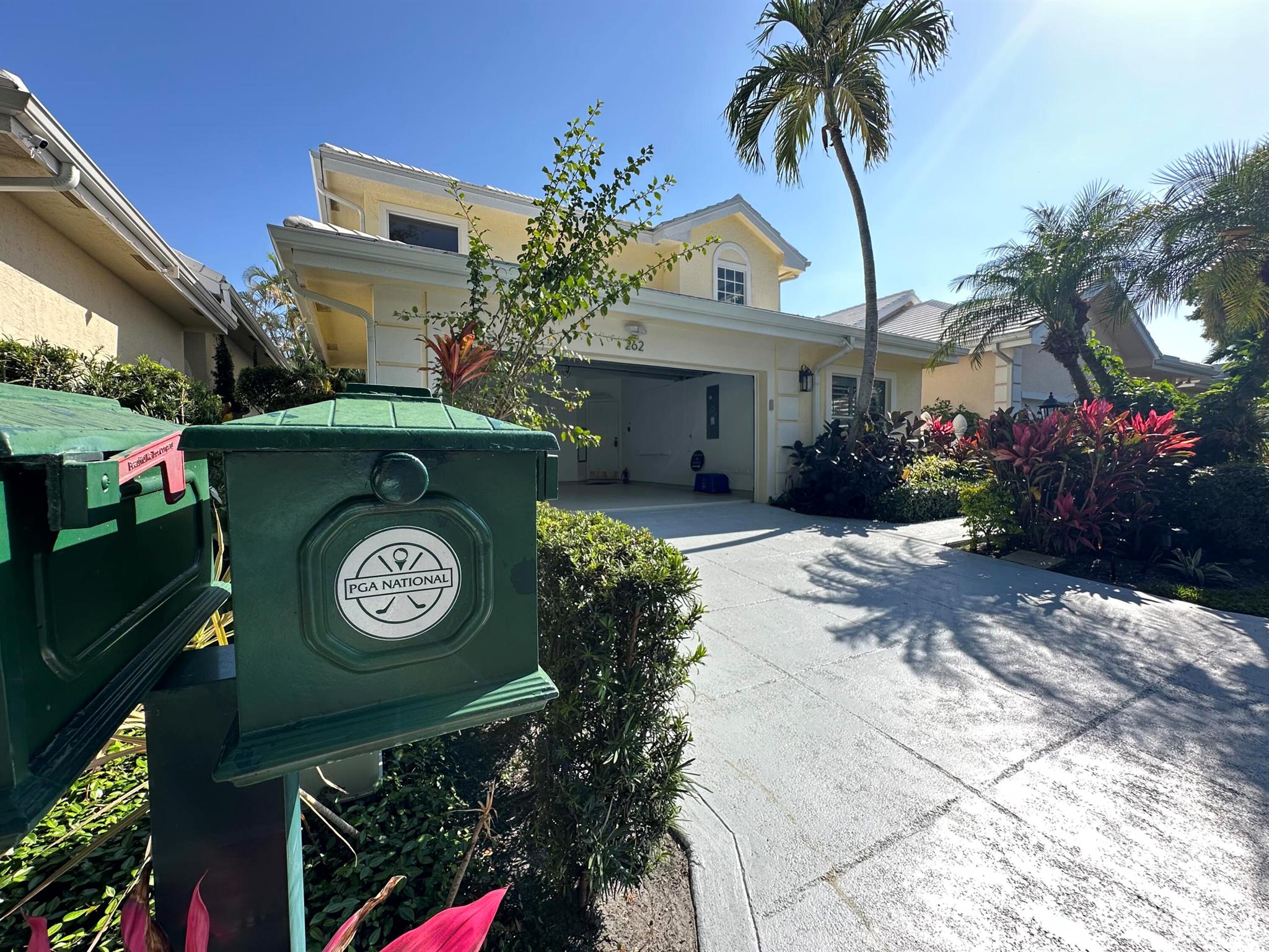 262 Canterbury Drive W