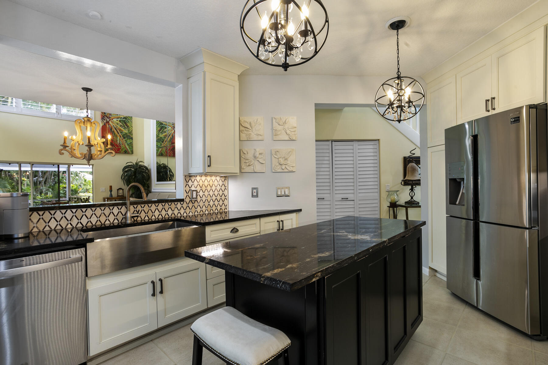 262 Canterbury Drive W